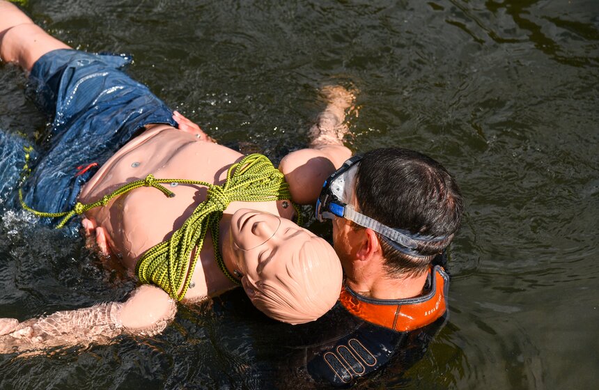 Первый день финала соревнований на звание лучшего спасателя Москвы прошел в Строгине 35 фото
