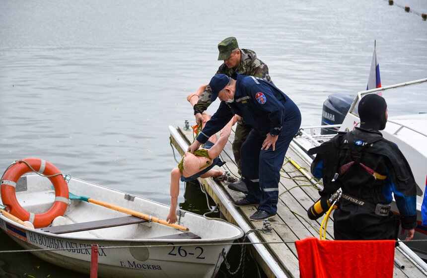 Первый день финала соревнований на звание лучшего спасателя Москвы прошел в Строгине 25 фото