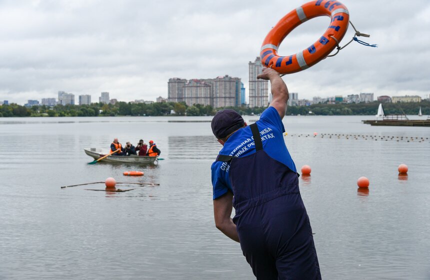 Первый день финала соревнований на звание лучшего спасателя Москвы прошел в Строгине 7 фото
