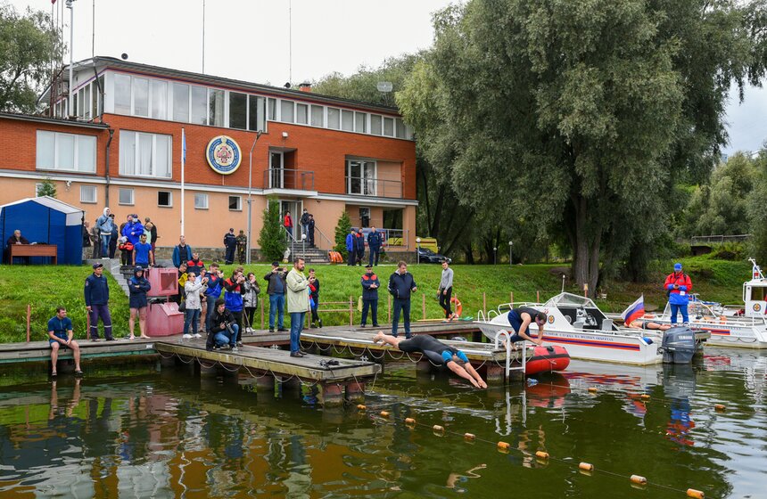 Первый день финала соревнований на звание лучшего спасателя Москвы прошел в Строгине 16 фото