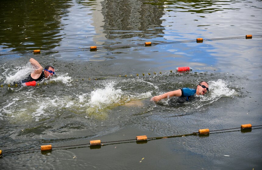 Первый день финала соревнований на звание лучшего спасателя Москвы прошел в Строгине 17 фото