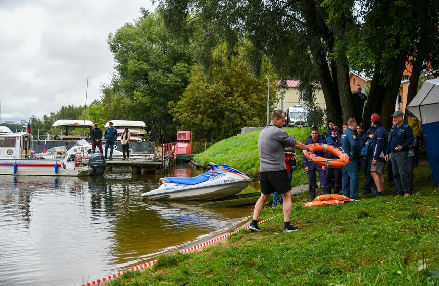 Первый день финала соревнований на звание лучшего спасателя Москвы прошел в Строгине 8 фото