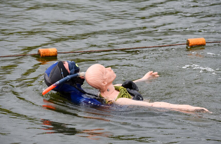 Первый день финала соревнований на звание лучшего спасателя Москвы прошел в Строгине 33 фото