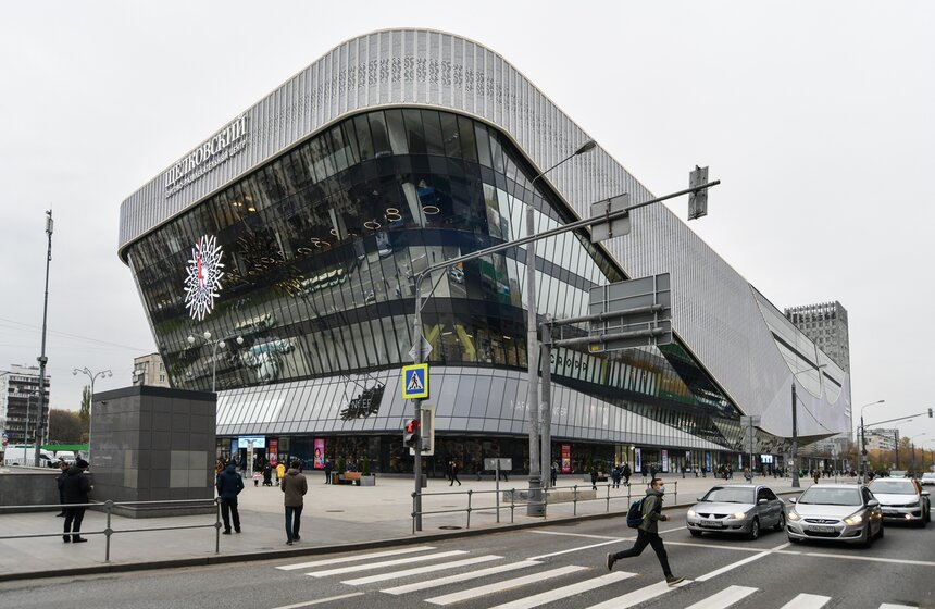 Здание напоминает стеклянный корабль с полупрозрачным фасадом, на котором установлены часы с девятиметровым циферблатом