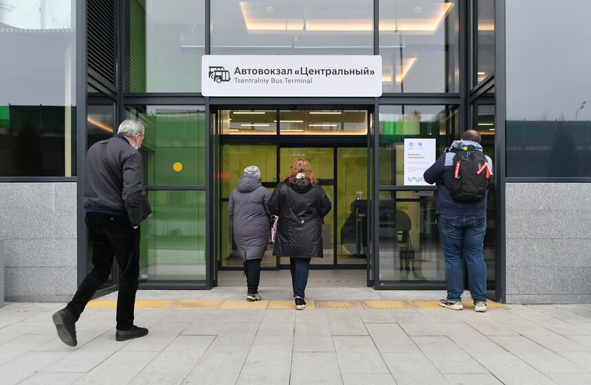 На первом этаже размещены кассовый зал, справочная и камеры хранения