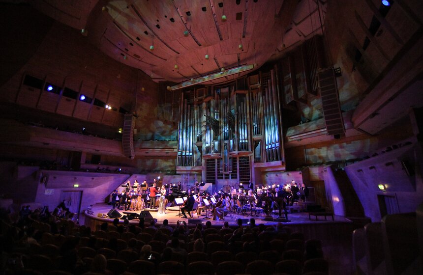 Необычным является то, что хиты шведских поп-групп исполняет большой симфонический оркестр, для которого были написаны специальные оригинальные аранжировки