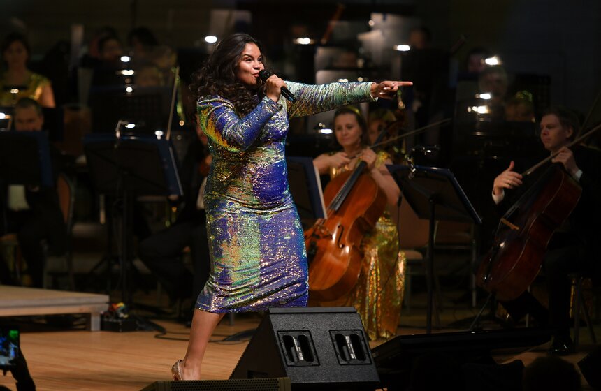 Также зрители услышали голос Марианны Савон