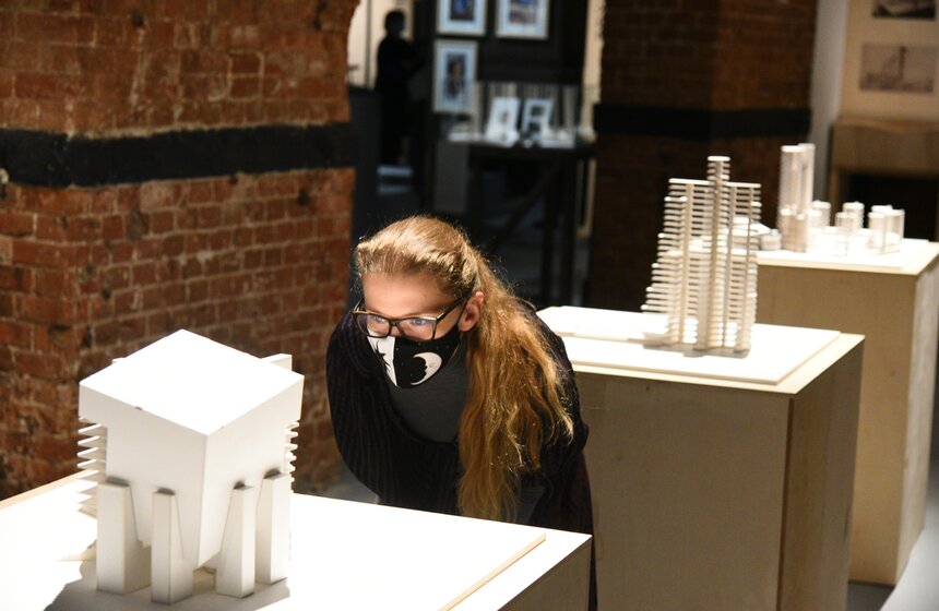 Центром экспозиции станет "Летающий город" студента Георгия Крутикова, парящий в космическом пространстве