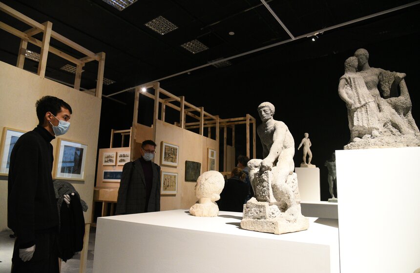 Также гости выставки смогут узнать о школе Фаворского и поиске нового образа книги, о том, зачем дизайнеры тканей изучали технические дисциплины и как керамика стала средством пропаганды