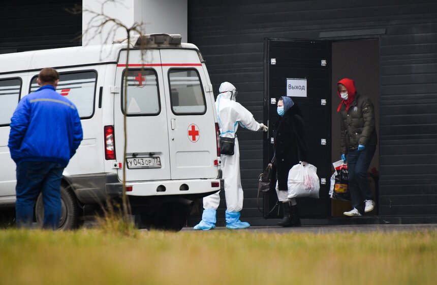 В медцентр в Коммунарке продолжают поступать пациенты 11 фото