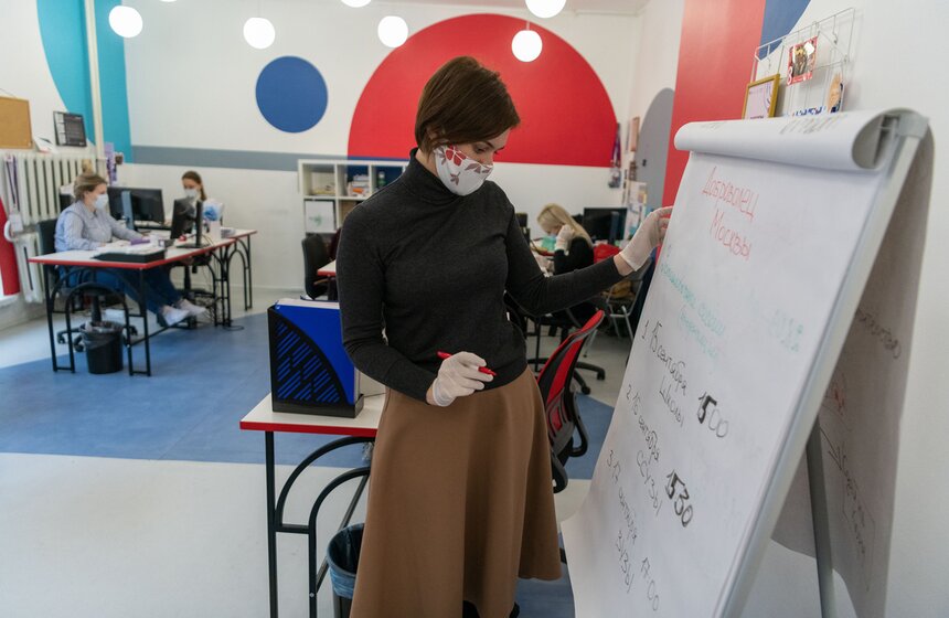 Волонтеры участвуют в организации культурных и спортивных мероприятий, а также помогают благотворительным фондам, поддерживают социальные и патриотические программы.