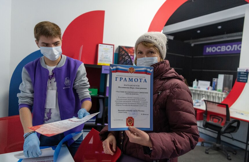 Волонтеры также участвовали в акции по вакцинации москвичей от гриппа – более 1,9 тысячи жителей столицы в течение двух месяцев помогали медикам. Дежурившие в мобильных пунктах волонтеры рассказывали москвичам о важности профилактики гриппа.