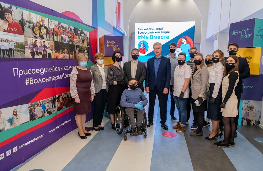 "Я хотел бы выразить слова огромной благодарности от себя лично и от москвичей. Вы откликнулись, и сегодня около 40 тысяч человек оказывают в разной форме помощь тем, кого непосредственно затронула пандемия", — отметил Сергей Собянин.