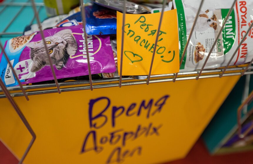 Среди самых распространенных запросов на продукты: хлебобулочная продукция, куриные яйца, яблоки, картофель, огурцы и помидоры, молочная продукция, а также сушки, пряники и галеты к чаю. Из медикаментов заявители просят привезти градусники, лекарства от простуды, заболеваний сердечной системы и препараты для желудка и кишечника.
