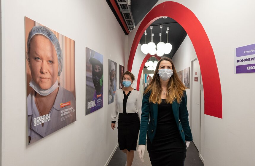 Всего в базе центра зарегистрированы более 97,5 тысячи волонтеров. На его базе добровольцы центра развозят продукты, доставляют лекарства, выполняют бытовые поручения.