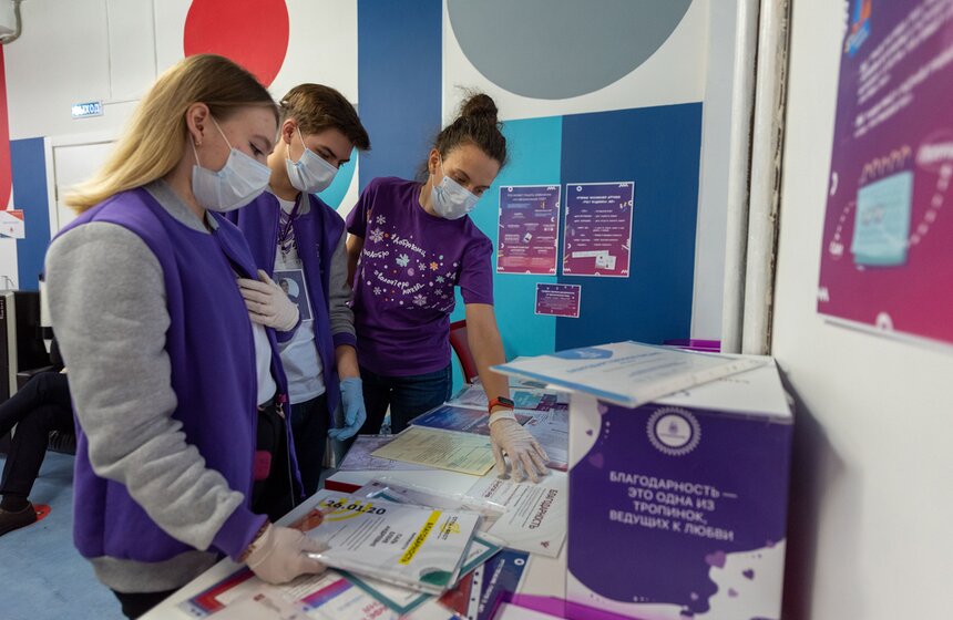 Среди добровольцев есть не только студенты и молодежь, но и учителя, актеры, журналисты, инженеры.