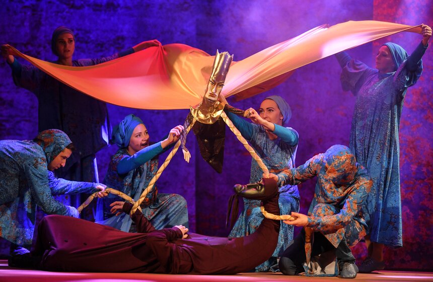 В том числе есть спектакли для подростков по современной литературе: "Мучные младенцы", "Умник", "Кэрролл без Алисы" и комедия для взрослых "Гиньоль имени Станиславского".