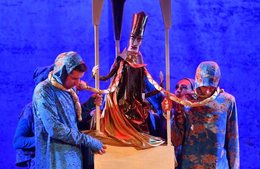 Но также можно увидеть и оригинальные постановки, открывающие новые, современные формы: сторителлинг – "Снежная королева", пластический театр – "Морожены сказки", "Слон", тотальный театр – "Крабат – ученик колдуна".