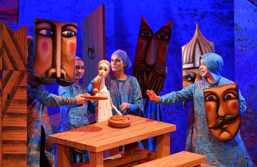 В МКТ работают Большая и Малая сцены, на которых регулярно проходят спектакли для зрителей разных возрастов.