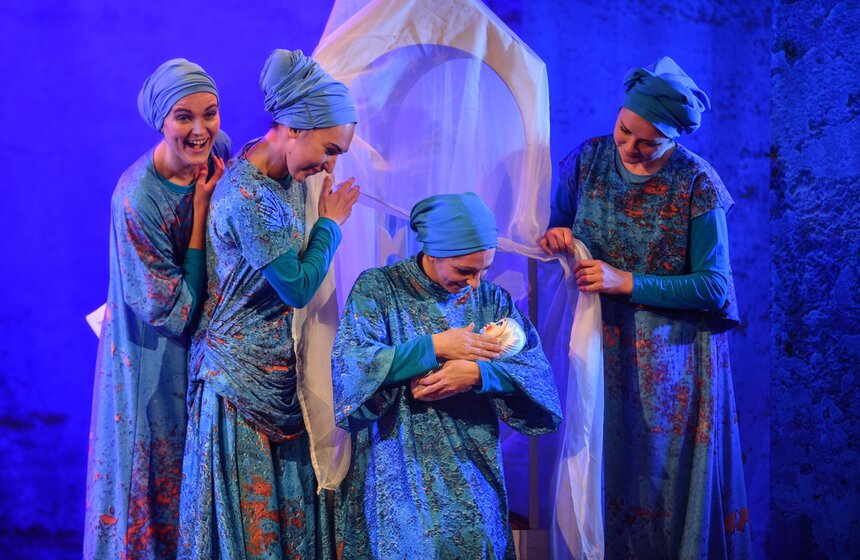 Задуманный как Театр Детской книги, Московский театр кукол изначально был передвижным театром.