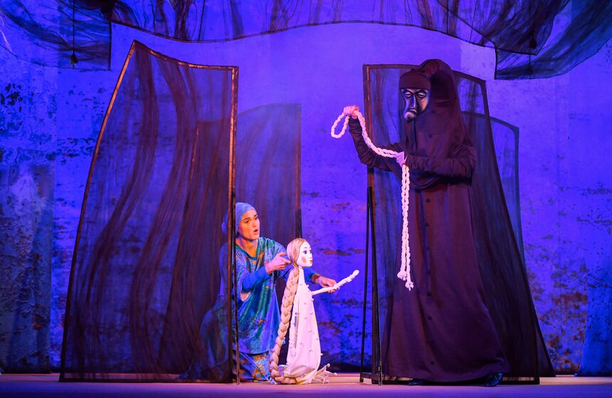 Но МКТ продолжает эту традицию и сегодня – в театре проводится актерская Лаборатория МТК.NEXT, в рамках которой проходят показы театральных эскизов.