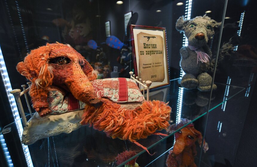 Недавно в Московском театре кукол открылось выставочное пространство "Дом театральной куклы", которое можно посетить перед спектаклем и в антракте.
