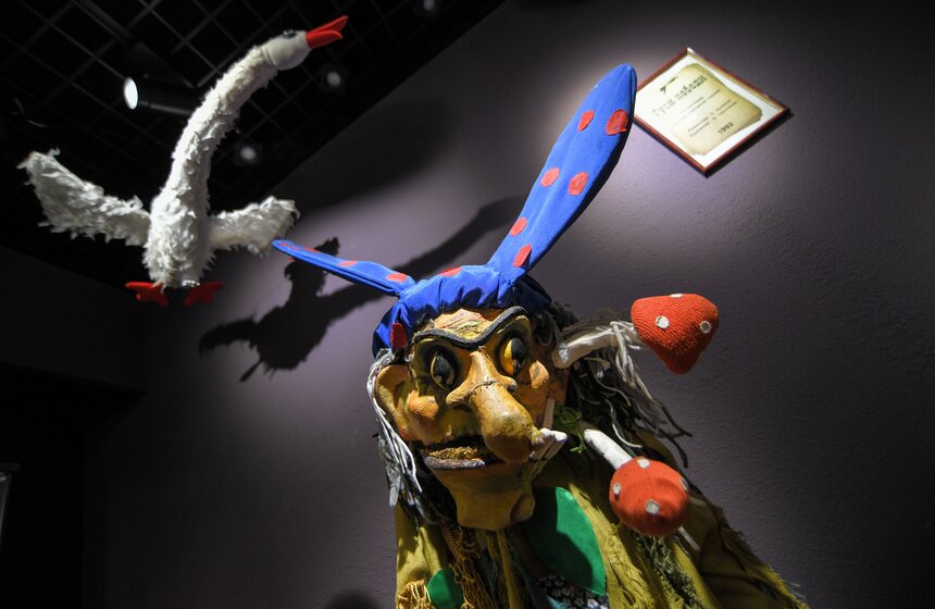 Здесь демонстрируются куклы лучших художников-кукольников страны.