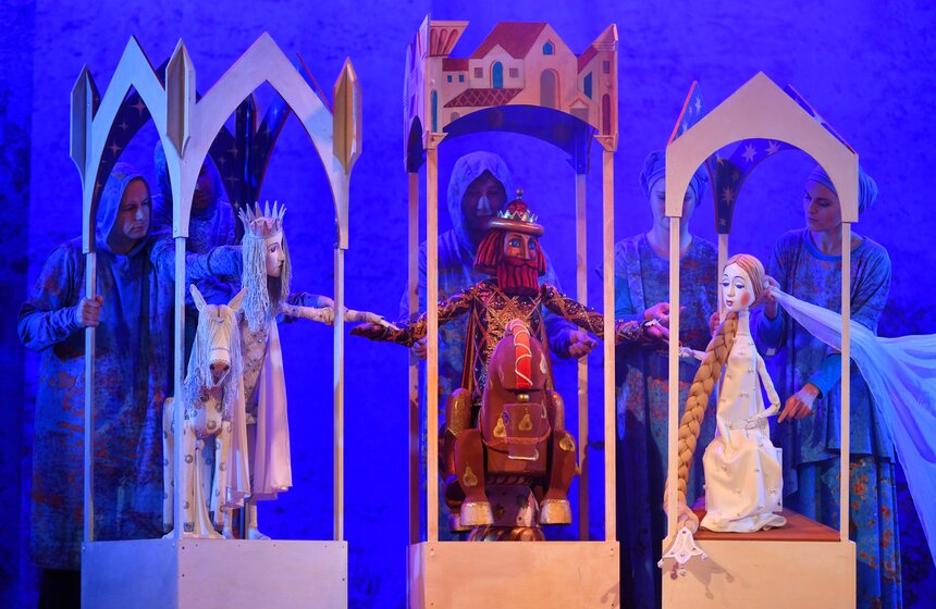 Театр гастролировал по стране и знакомил зрителей с новинками детской литературы.