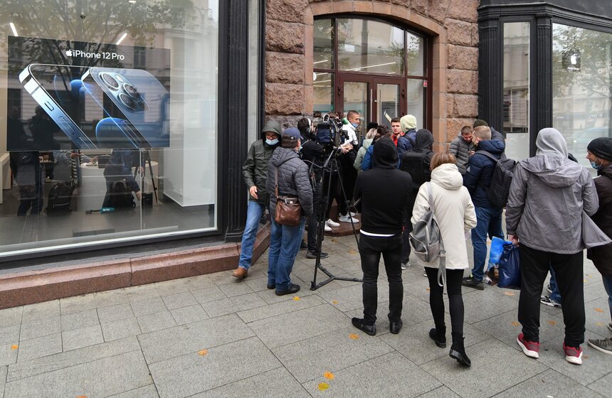 Первый претендент на покупку смартфона в re:Store на Тверской улице встал в очередь за час до старта продаж
