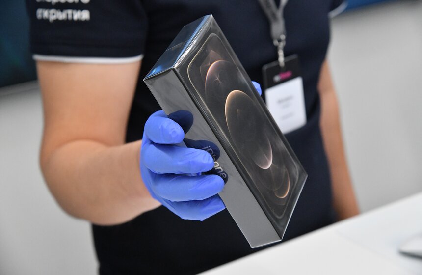 В Москве стартовали продажи новых iPhone 4 фото