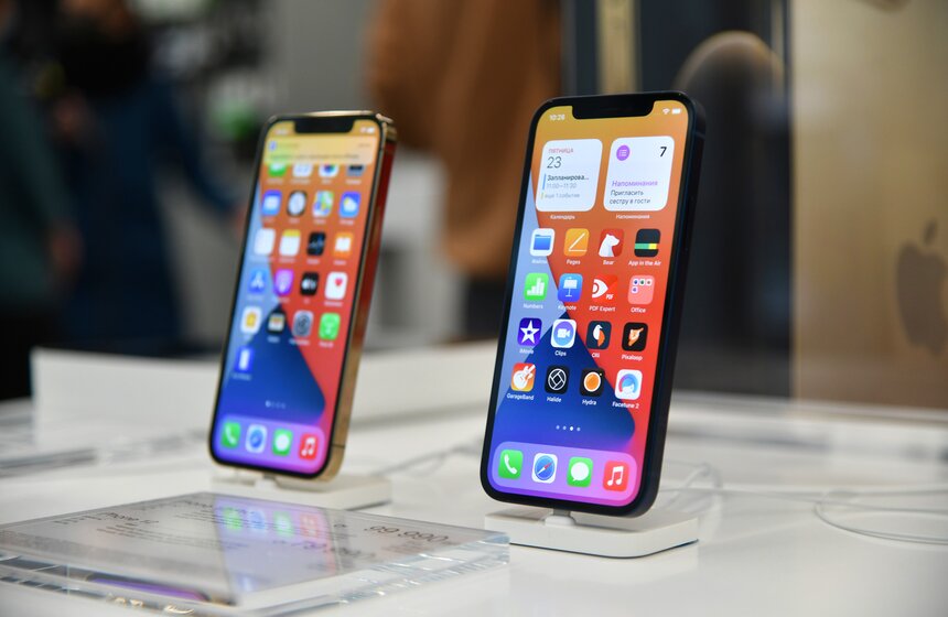 Новый смартфон обладает двумя камерами: верхняя – прежняя сверхширокоугольная, нижняя – новая широкоугольная