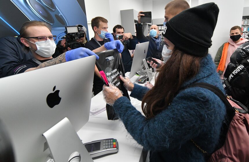 В Москве стартовали продажи новых iPhone 6 фото