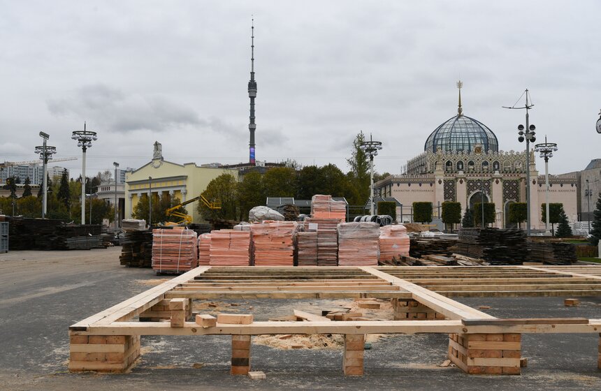 Ледовый каток устанавливают на ВДНХ 20 фото