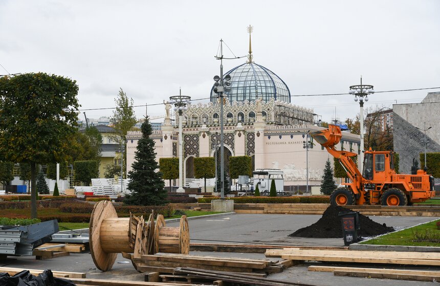 Ледовый каток устанавливают на ВДНХ 17 фото