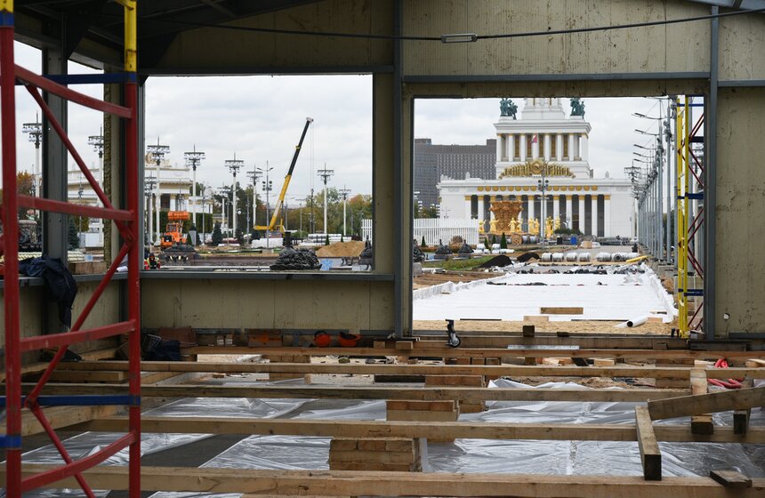 Ледовый каток устанавливают на ВДНХ 13 фото