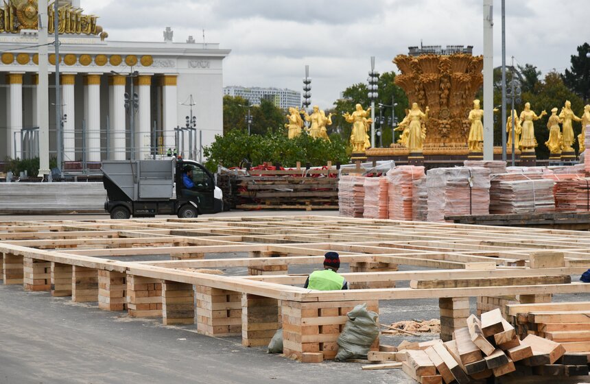 Ледовый каток устанавливают на ВДНХ 19 фото