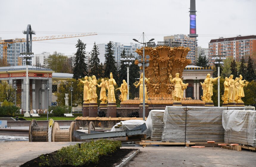 Ледовый каток устанавливают на ВДНХ 23 фото