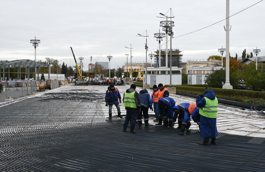 Ледовый каток устанавливают на ВДНХ 4 фото