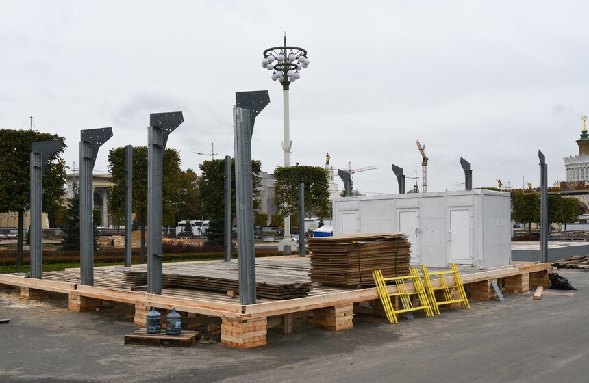 Ледовый каток устанавливают на ВДНХ 18 фото