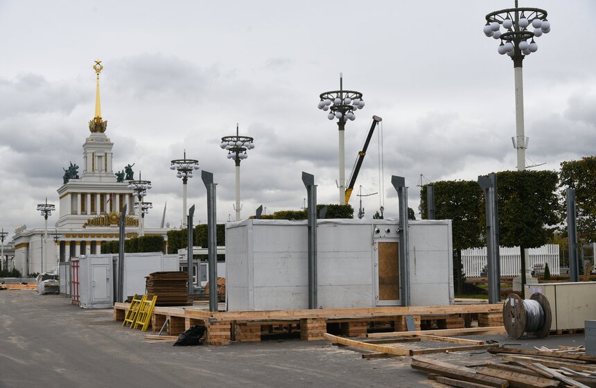 Ледовый каток устанавливают на ВДНХ 16 фото