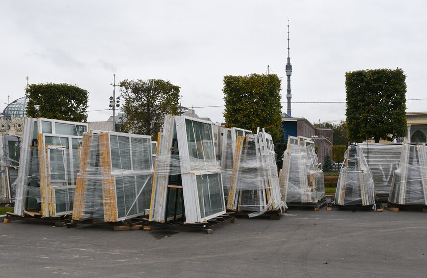 Ледовый каток устанавливают на ВДНХ 15 фото