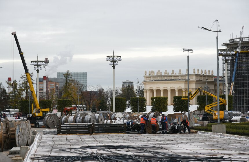 Ледовый каток устанавливают на ВДНХ 5 фото
