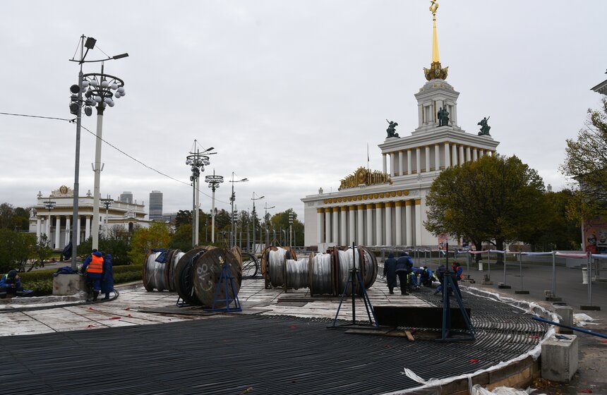 Ледовый каток устанавливают на ВДНХ 1 фото