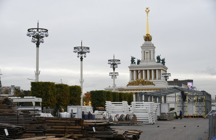 Ледовый каток устанавливают на ВДНХ 7 фото