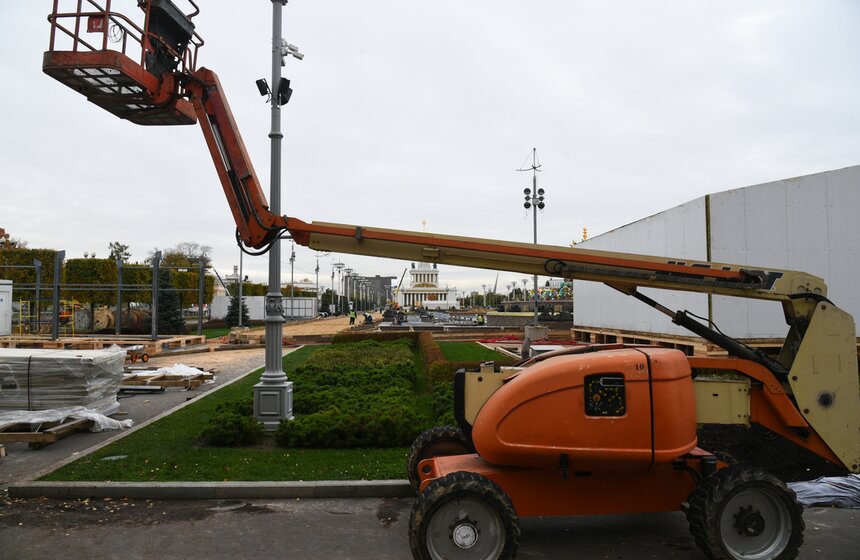 Ледовый каток устанавливают на ВДНХ 11 фото