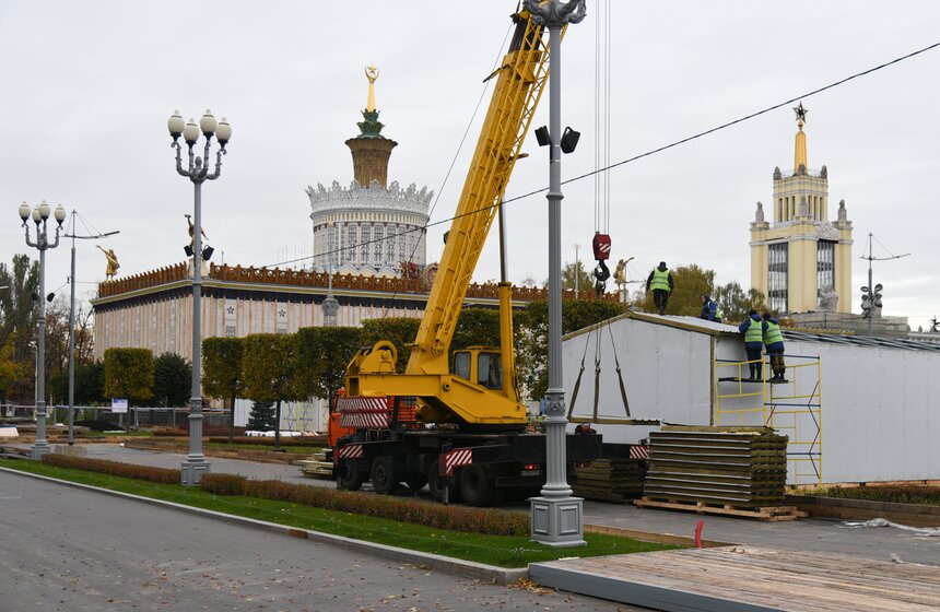 Ледовый каток устанавливают на ВДНХ 9 фото
