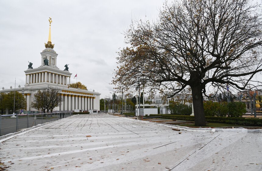 Ледовый каток устанавливают на ВДНХ 24 фото