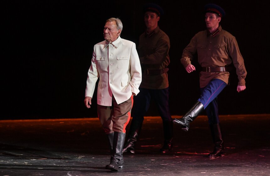 Советский и российский актер театра и кино Сергей Шакуров в постановке "Красный Моцарт" сыграл роль вождя