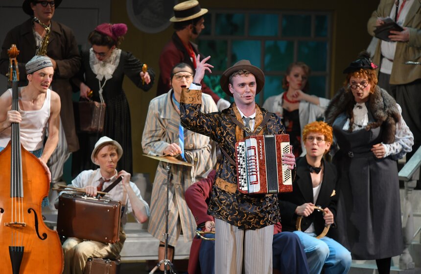 Всего в спектакле "Красный Моцарт" прозвучали 18 композиций, среди которых песенные и две инструментальные