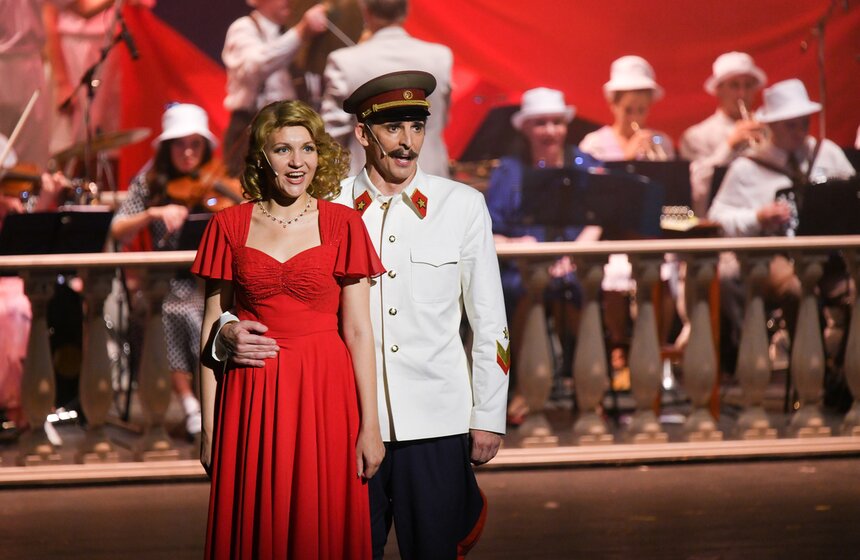 МХАТ имени Горького открыл сезон премьерой спектакля "Красный Моцарт" 30 фото